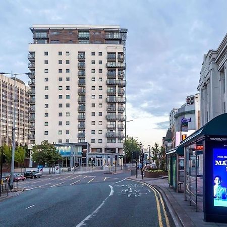 Contemporary City Centre Apartment In The Aspect Cardiff Exterior photo