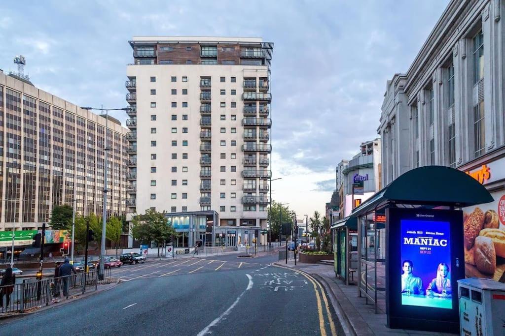 Contemporary City Centre Apartment In The Aspect Cardiff Exterior photo