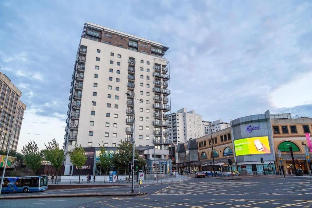 Contemporary City Centre Apartment In The Aspect Cardiff Exterior photo